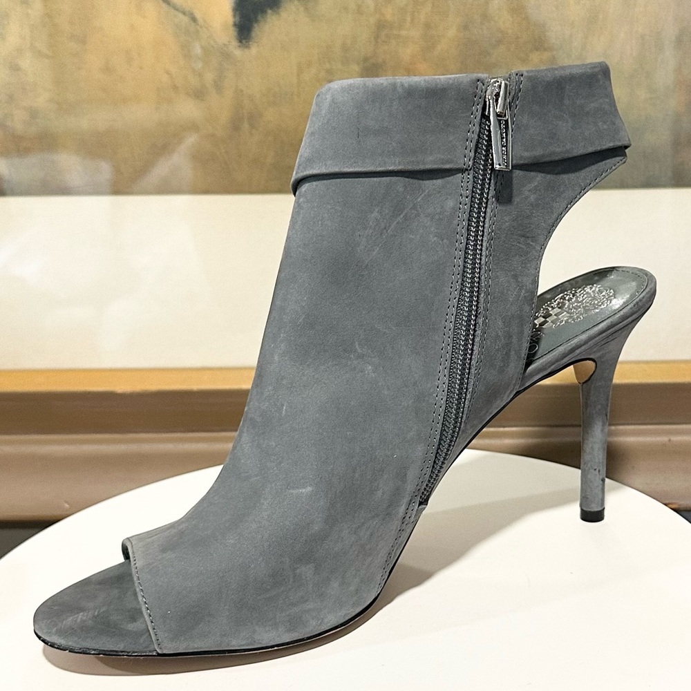 🌸VINCE CAMUTO🌸 Cholia Asymmetrical Sandal Bootie In Smoke Stack Nubuck Size: 12 - Picture 3 of 14